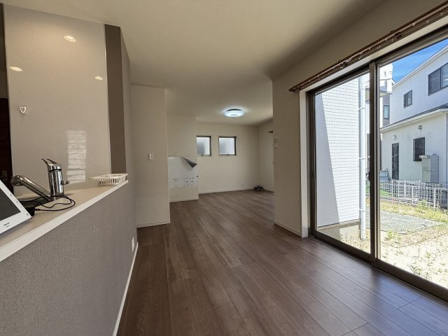 小牧市小松寺2丁目　中古戸建の居間・リビング|ゆったりとしたリビングです