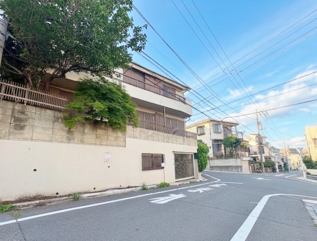 板橋区四葉1丁目 全2区画 A区画の前面道路含む現地写真|【更地渡し】
用途地域/第一種中高層住居専用地域
　建ぺい率/60％
　容積率/200%
建築条件ござません
　お好きなハウスメーカーにて建築