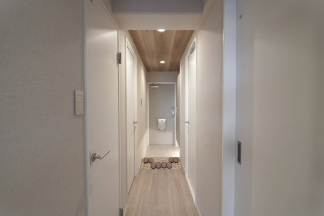 阪神住建グランディール上新庄の玄関|◆下足箱付きですっきり片付く玄関スペース。ご家族を気持ちよく迎えられます♪