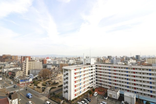 阪神住建グランディール上新庄の展望|◆気持ちのいい空が見渡せる広いバルコニー。爽やかな風を感じて、心躍る素敵な暮らしがはじまります。通風・採光にも優れ、心地よい光と風があふれています♪
