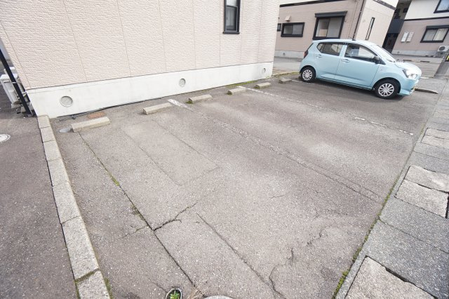 グランパレ陽向Bの駐車場
