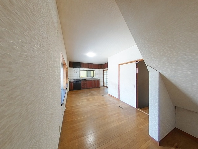 【イオン高知近く】高知市薊野西町2丁目　中古一戸建ての居間・リビング|木の温もりを感じる開放的な広々リビングダイニング。