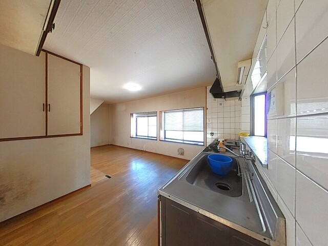 【イオン高知近く】高知市薊野西町2丁目　中古一戸建てのキッチン|お料理に集中できる壁付けタイプ！上下に豊富な収納付き。