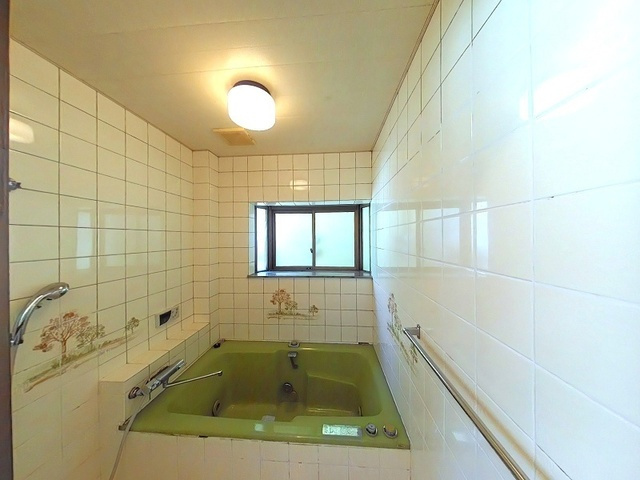 【イオン高知近く】高知市薊野西町2丁目　中古一戸建ての浴室|窓付きで換気もスムーズ。明るく清潔感のある浴室。