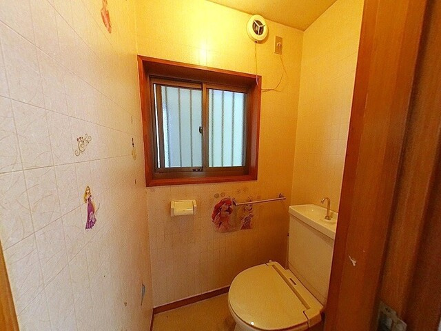 【イオン高知近く】高知市薊野西町2丁目　中古一戸建てのトイレ|忙しい朝も安心！2ヶ所にトイレを設置しています。