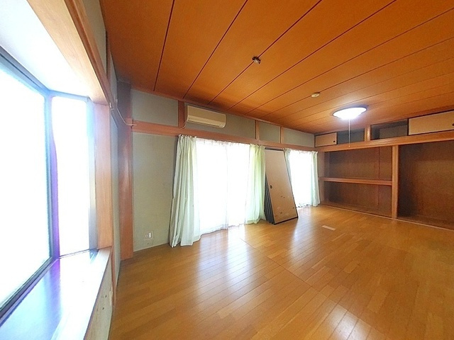 【イオン高知近く】高知市薊野西町2丁目　中古一戸建ての洋室|大きな出窓からたっぷりの光が注ぐ、主寝室にも最適な一室。