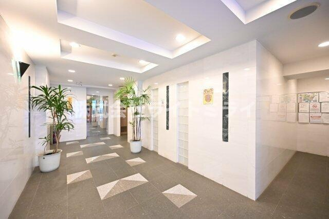 パレステュディオ新宿御苑前のエントランス| 