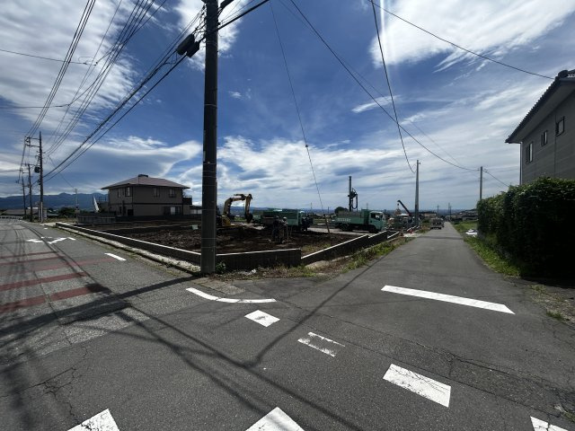 新築　北群馬郡榛東村広馬場第3　1号棟の前面道路含む現地写真|現地写真　南西側接道幅員約5.5ｍ　北西側接道幅員約6.4ｍ		