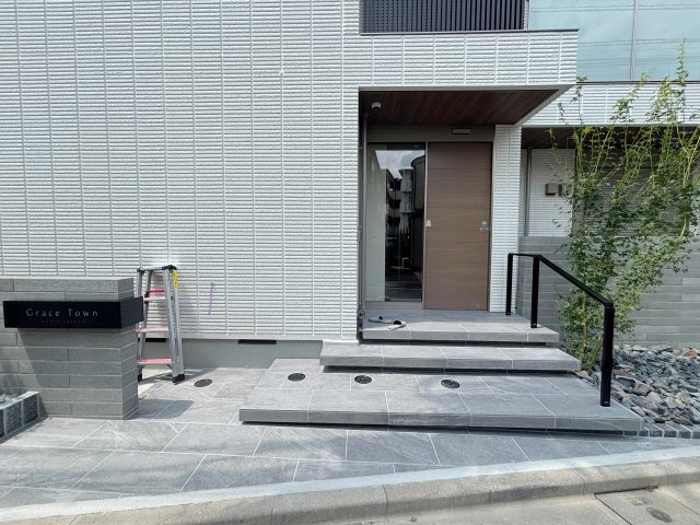 世田谷区上北沢１丁目の賃貸マンションのエントランス
