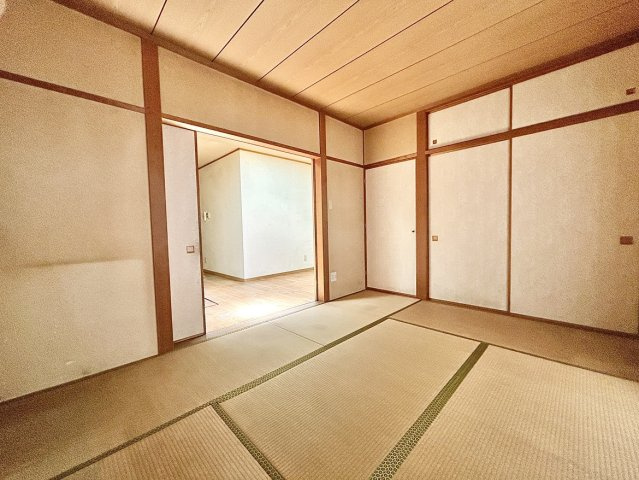 西区歌里町の和室|畳の上でくつろぎ、家族の団らんを楽しむ。日本の暮らしに欠かせない、和室のある住まい。