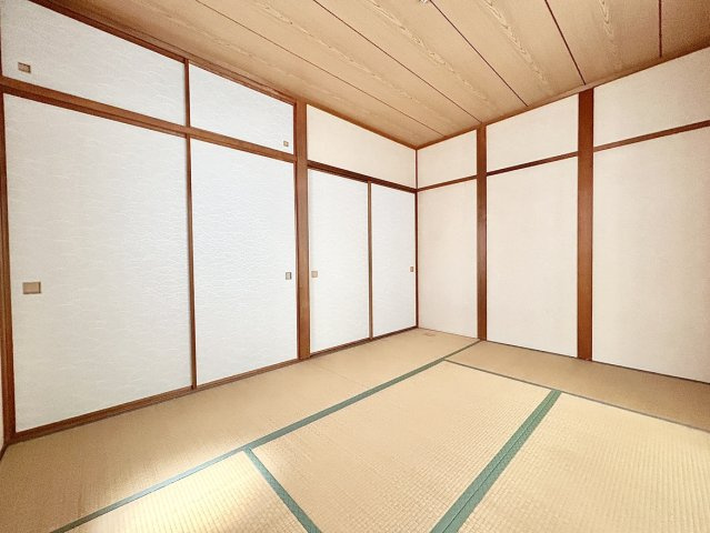 西区歌里町の寝室|畳のぬくもりに包まれた和室は、家族の憩いの場にも、おもてなしの空間にも。シーンに応じて自在に使える、暮らしの幅を広げる一室です。