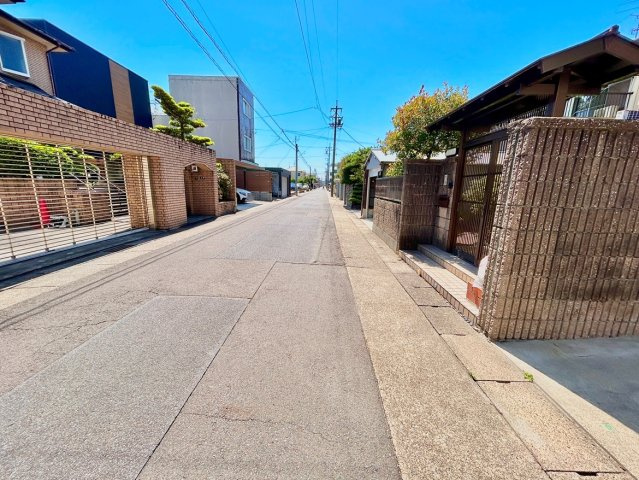 西区歌里町の前面道路含む現地写真|前面道路幅員約6.0mとゆったりとした広さがあるのでファミリーカー等の車の出入れも楽にできます