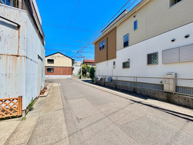 西区歌里町の前面道路含む現地写真|ゆったりとした道路幅があり車を選ばないのでお友達やお客様も訪れやすい環境です。