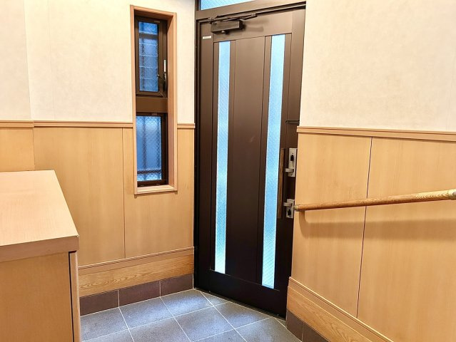 西区歌里町の玄関|採光も考えられた明るい玄関です。
