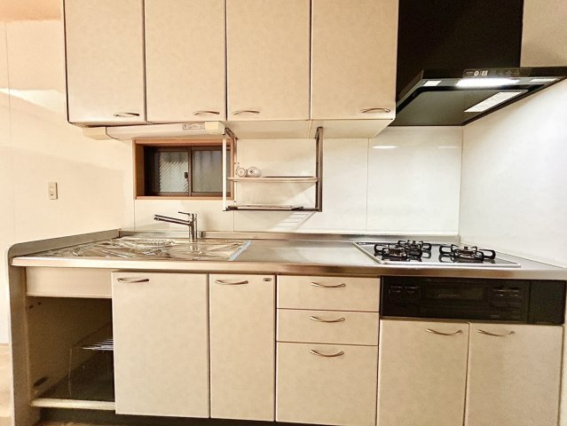 西区歌里町のキッチン|キッチンは空間を有効活用できる壁付けタイプ。