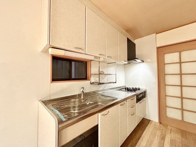 西区歌里町のキッチン|使い勝手の良い吊戸棚式のシステムキッチンです