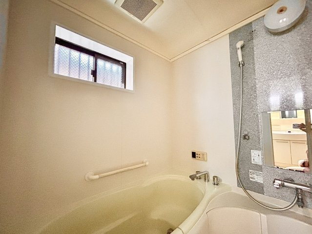 西区歌里町の浴室|小窓が付いているので、こもりがちな湿気もすぐ取り除くことができます。
