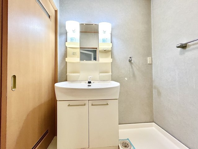 西区歌里町の独立洗面台|メイク用品や洗顔小物をスッキリ収納できます。来客時にも安心の収納力です。