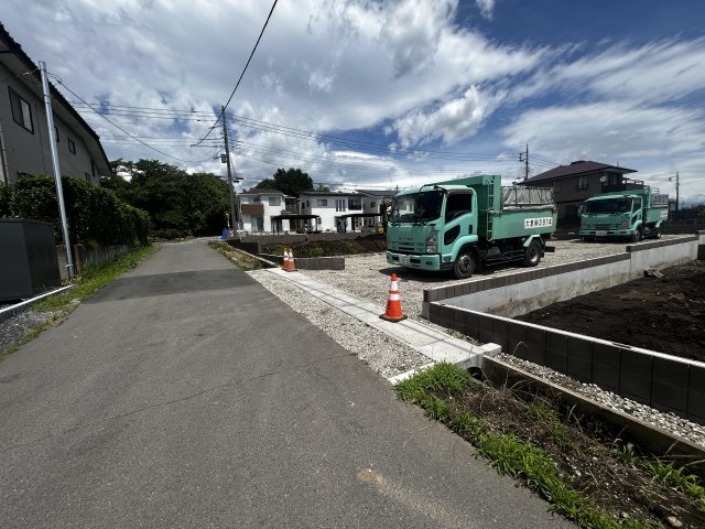 新築　北群馬郡榛東村広馬場第3　2号棟の前面道路含む現地写真|現地写真　南西側接道幅員約5.5ｍ　北西側接道幅員約6.4ｍ		