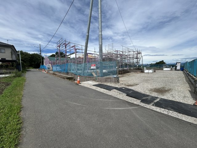 新築　北群馬郡榛東村広馬場第3　2号棟の前面道路含む現地写真|現地写真　南西側接道幅員約5.5ｍ　北西側接道幅員約6.4ｍ		