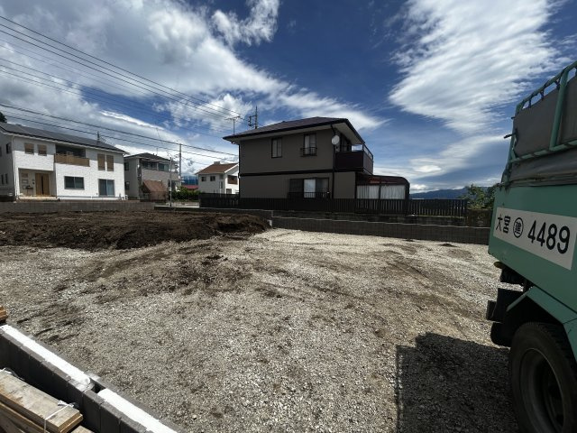新築　北群馬郡榛東村広馬場第3　2号棟の駐車場|現地写真　駐車スペースは並列2台+並列2台分可能です！					
