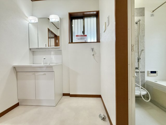 西区清里町戸建の独立洗面台