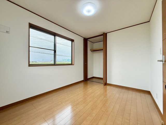 西区清里町戸建の洋室
