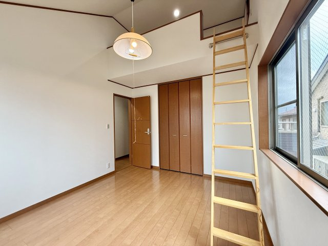 西区清里町戸建の洋室