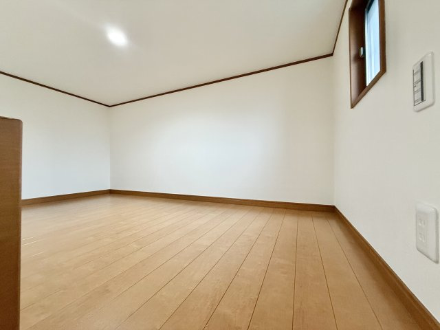 西区清里町戸建の洋室