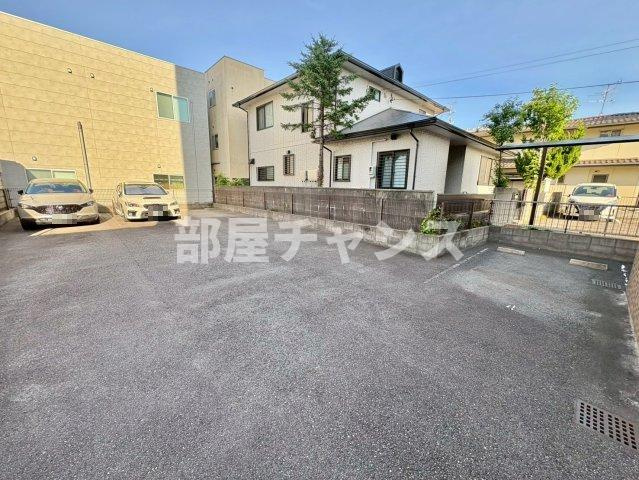 ヴァンデュール名古屋御器所の駐車場