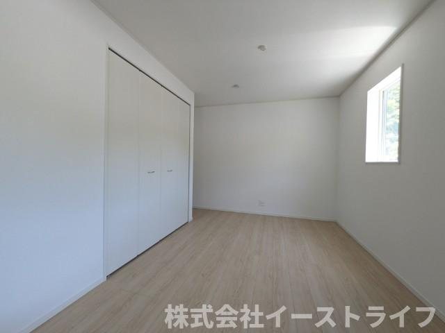 【新築戸建】　いわき市平谷川瀬第2　全3棟の洋室|1号棟写真　洋室は和室と比べて家具を置いたり敷物を敷いたりと、カスタマイズ性が高いので、自分の好みの部屋にしやすいです♪