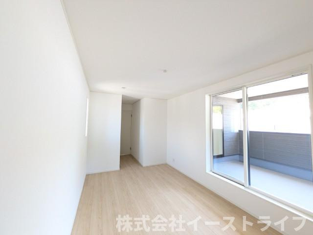 【新築戸建】　いわき市平谷川瀬第2　全3棟の寝室|1号棟写真　フローリングのお部屋は耐久性があり傷が付きにくいので、一般的な使用ではメンテナンスはあまり必要ありません。また、汚れたらさっとふき取るだけで、きれいな場外を保つことができます。