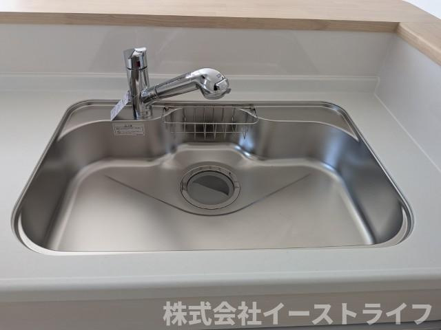 【新築戸建】　いわき市平谷川瀬第2　全3棟のキッチン|1号棟写真　浄水器一体型水栓です◎対面式キッチンなので、リビングルームにいるご家族の様子を見ながら調理ができ、小さなお子様がいるご家庭でも安心です。