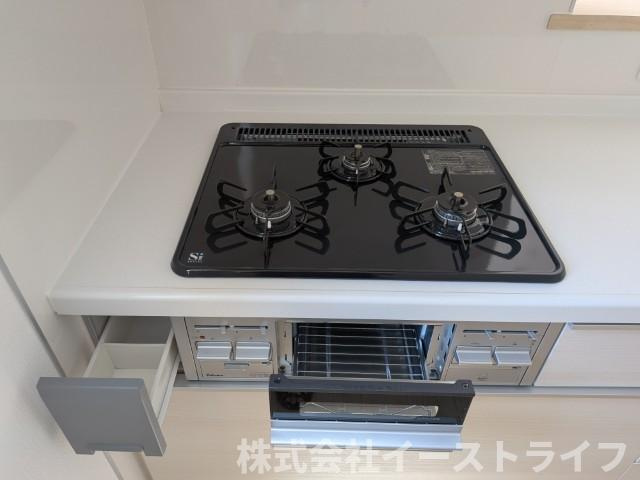 【新築戸建】　いわき市平谷川瀬第2　全3棟のキッチン|1号棟写真　ガス火3口、魚焼きグリル、調味用入れがついています！