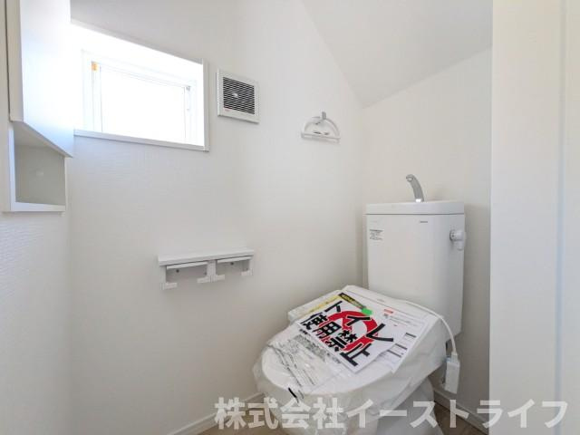 【新築戸建】　いわき市平谷川瀬第2　全3棟のトイレ|1号棟写真　落ち着いた色調のトイレで、温水洗浄機能付き便座です
