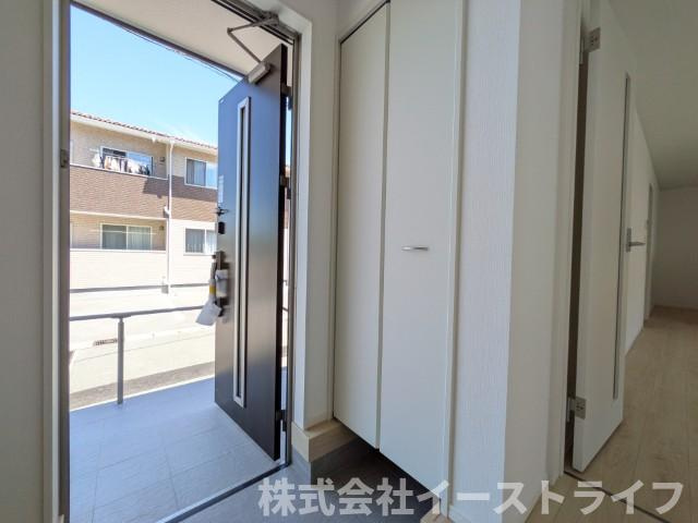 【新築戸建】　いわき市平谷川瀬第2　全3棟の玄関|1号棟写真　玄関収納は天井いっぱいまであり靴の整理に困りません！