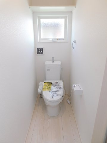 稲沢市田代１丁目の新築一戸建のトイレ|◇トイレ◇　　１・２階ウォシュレット　節水タイプ　上部収納棚付き
