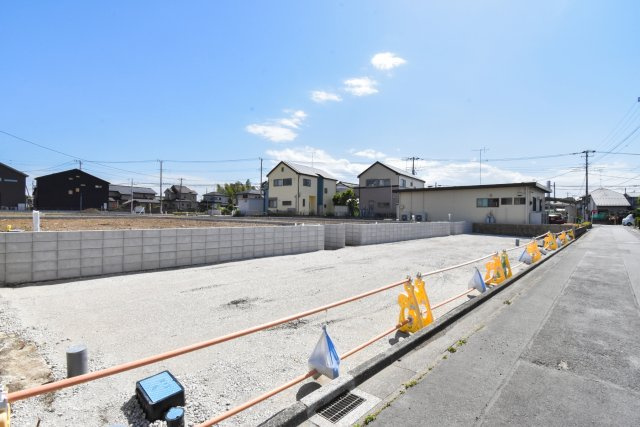 ふじみ野市駒林の売地の前面道路含む現地写真|日当たりが良く、一日を通してやさしい陽光が差し込み、明るく心地よい暮らしが実現できる土地です。
