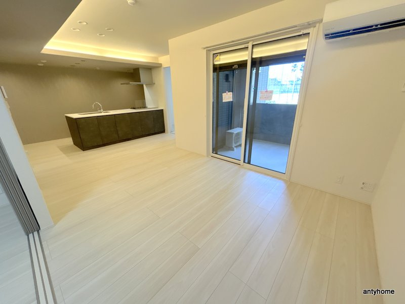 ココルトリシア 仲介手数料無料の居間・リビング