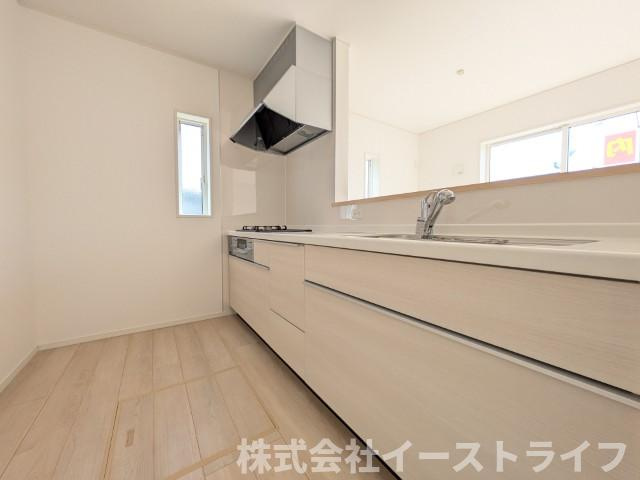 【新築戸建】　いわき市金山町第10　全2棟のキッチン|同社施工写真　対面キッチンは家族とのコミュニケーションをとりながらお料理できるのが魅力です♪とくに小さなお子さんを持つご家庭では、調理中もお子さんの様子をみられるので大きな安心に繋がりますね♪