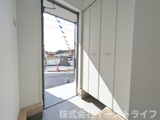 【新築戸建】　いわき市金山町第10　全2棟の玄関|同社施工写真　玄関収納は天井いっぱいまであり靴の整理に困りません！