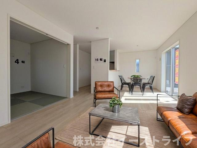 【新築戸建】　いわき市金山町第10　全2棟の居間・リビング|同社施工のLDKに家具を配置したイメージ画像です。
※本画像はCGで作成しており、実際に現地に 家具は置かれておりません。また、価格に 家具は含まれておりません。