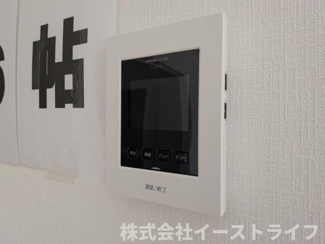 【新築戸建】　いわき市金山町第10　全2棟のセキュリティ|同社施工写真　テレビモニター付きインターフォンです。玄関のドアを開けることなく来客の顔や声を確認できるため、トラブルの防止につながります。