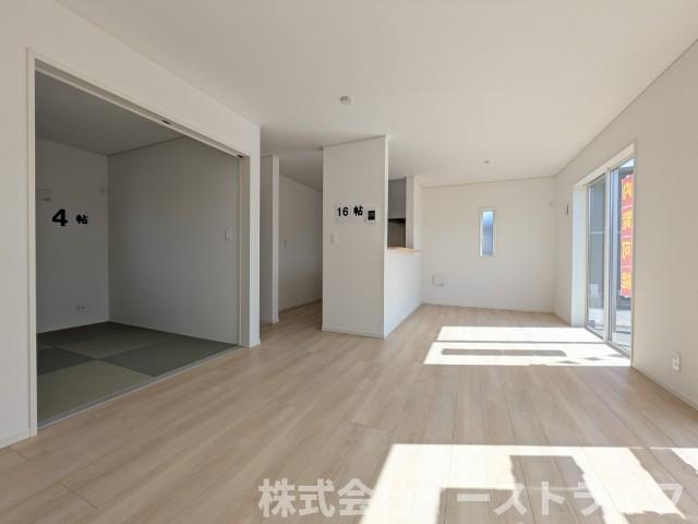 【新築戸建】　いわき市金山町第10　全2棟の居間・リビング|同社施工写真　広いリビングは、ご家族でゆっくりくつろぎたい方におすすめです。