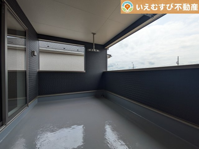 Cradle garden　邑楽郡鶉第7のバルコニー|ゆとりの広さのインナーバルコニー
急な雨でもインナーバルコニーなら安心！天気を気にせず干して外出できます♪