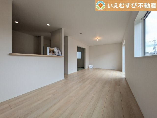 Cradle garden　邑楽郡鶉第7の居間・リビング|開放感と家族との距離感にこだわったＬＤＫ
採光たっぷりのリビングで休日には家族みんなでくつろげそうですね♪