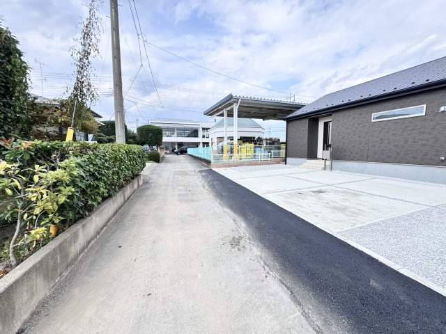 新築　伊勢崎市茂呂町第3　Livele Garden.S　1号棟の前面道路含む現地写真|現地写真　西側接道幅員約4ｍ	