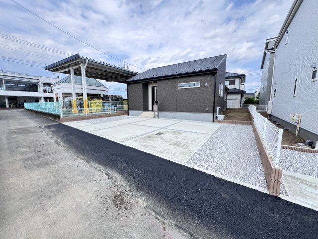 新築　伊勢崎市茂呂町第3　Livele Garden.S　1号棟の駐車場|現地写真　駐車スペースは並列4台分可能です！

