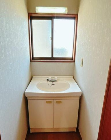 【中古】比企郡鳩山町小用リフォーム中古住宅の独立洗面台|2Fにも手洗いがあります