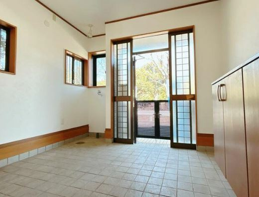 【中古】比企郡鳩山町小用リフォーム中古住宅の玄関|広々した玄関ホールです